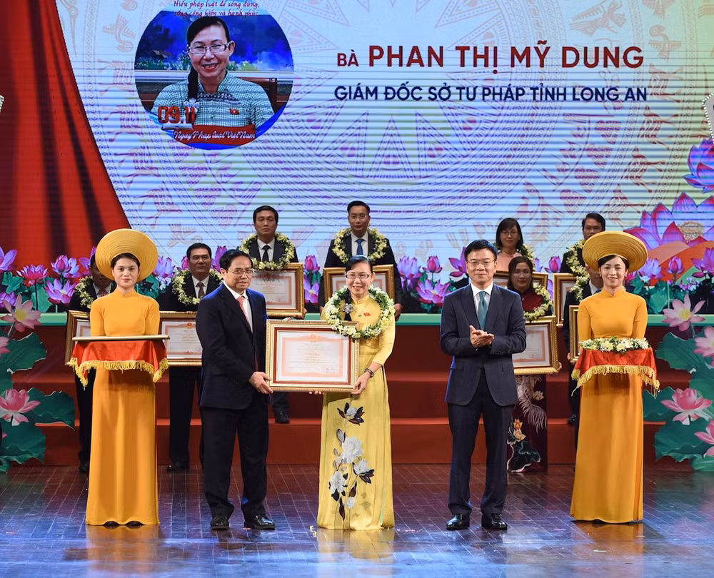 Thủ tướng Phạm Minh Chính trao bằng khen cho các cá nhân có thành tích xuất sắc trong 10 năm hưởng ứng ngày Pháp luật Việt Nam.