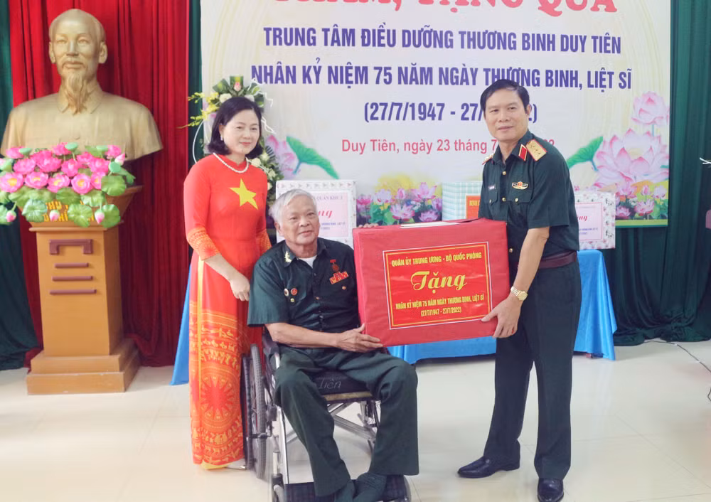 Trao quà của Quân ủy Trung ương, Bộ Quốc phòng tặng Trung tâm điều dưỡng thương binh Duy Tiên.