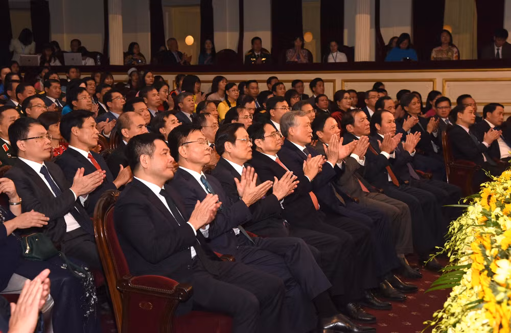 Thủ tướng Phạm Minh Chính và các đồng chí lãnh đạo Đảng, Nhà nước tham dự chương trình.