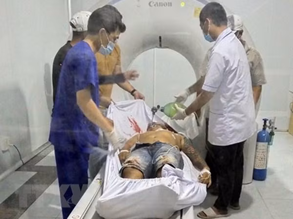 Các nạn nhân được cấp cứu tại Trung tâm Y tế thành phố Phú Quốc. (Ảnh: TTXVN)