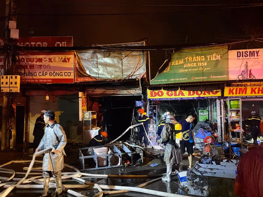 Vụ cháy xảy ra vào đêm muộn ngày 29/9 trên phố Nhân Hòa (Thanh Xuân, Hà Nội).