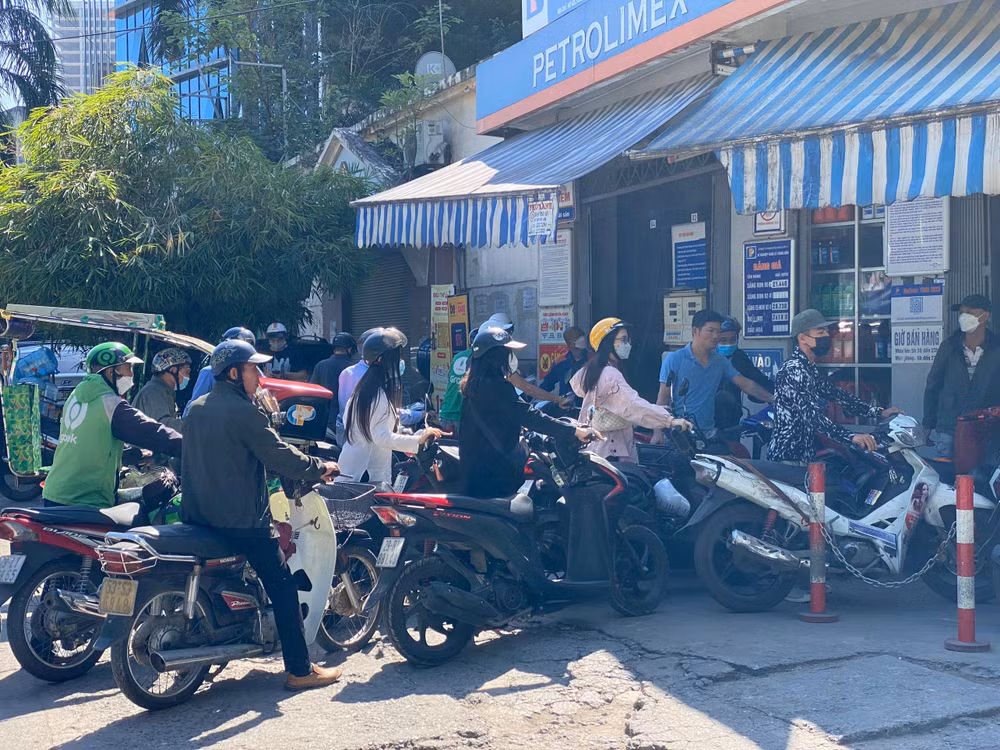 Trước thông tin nhiều cửa hàng xăng dầu tại miền nam dừng bán, người tiêu dùng Hà Nội khá lo lắng nên tìm cách... đổ đầy bình trong sáng nay.