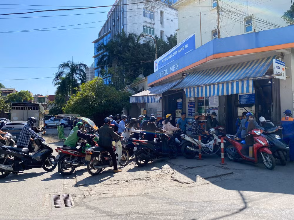 Mặc dù đã lựa chọn đổ xăng vào giữa trưa, nhưng nhiều người vẫn phải xếp hàng dài đợi tới lượt.