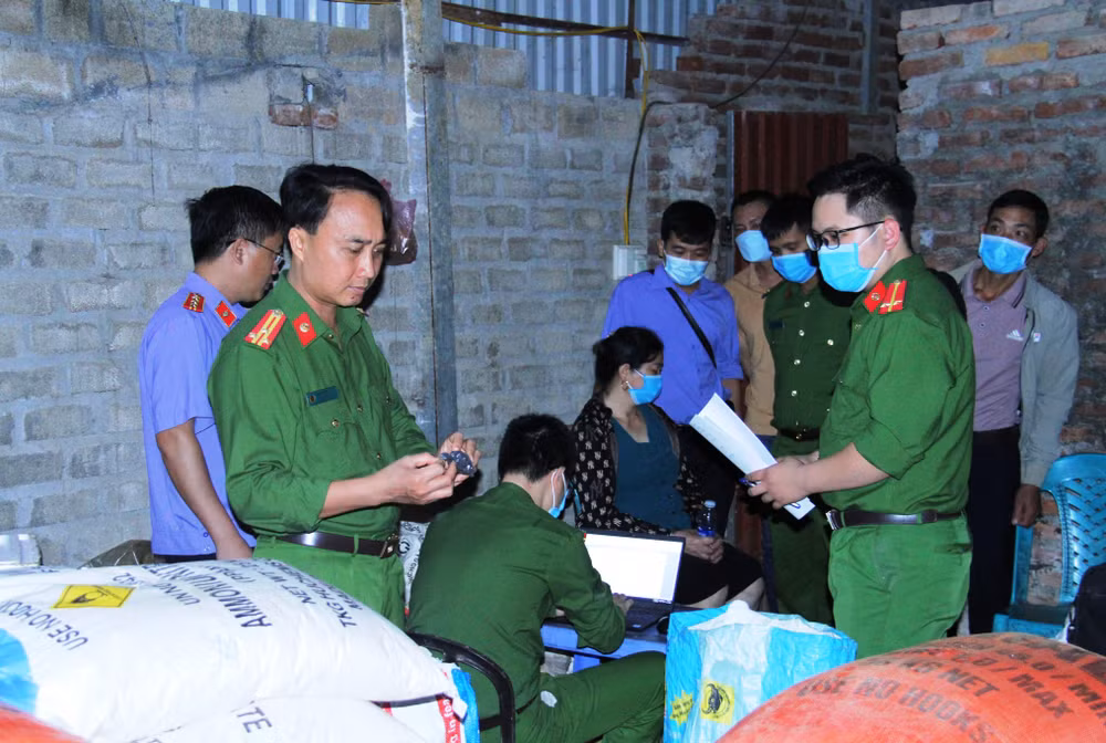 Khám xét kho chứa, thu giữ hơn 1 tấn thuốc nổ và chất tiền thuốc nổ.