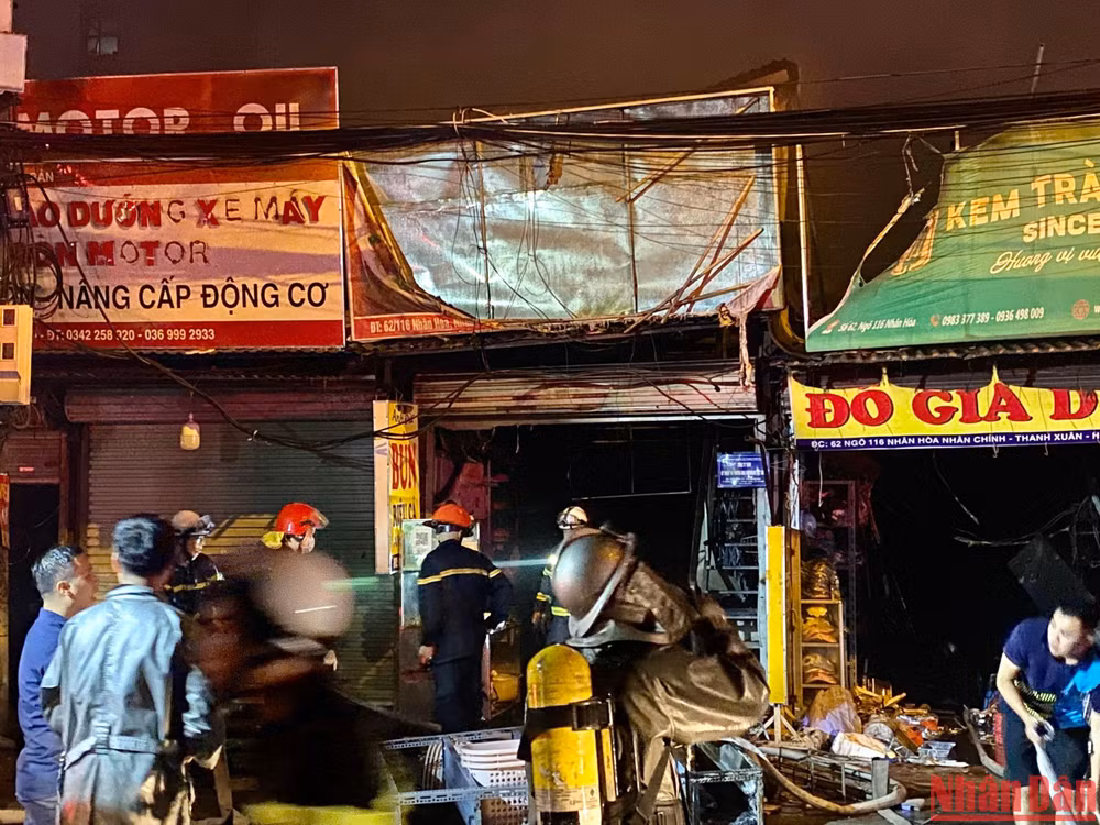 Ngọn lửa lan rộng ra 4 ki-ốt sát nhau trên phố Nhân Hòa. (Ảnh: SƠN BÁCH)