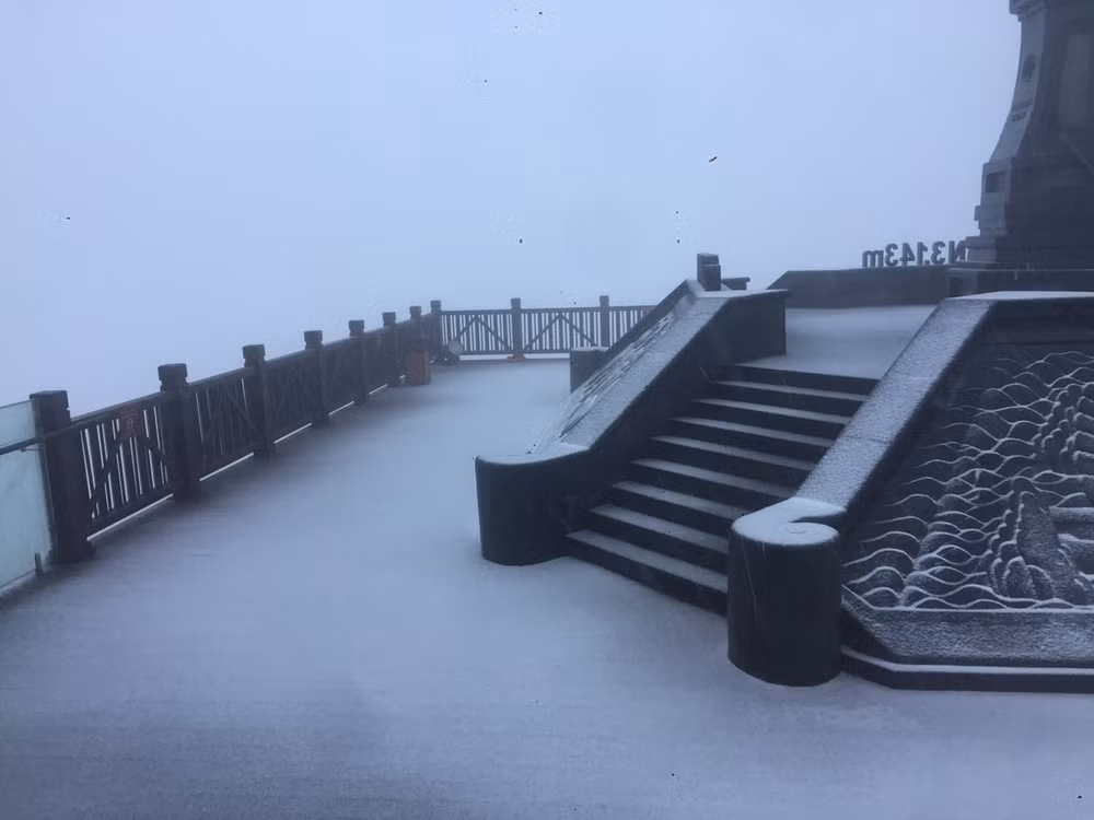 Dạng tuyết bay ở Fansipan hôm nay tương tự với thời điểm tháng 2/2021. Vì vậy dự kiến trong những ngày tiếp theo, mưa tuyết sẽ tiếp tục rơi và phủ dày đỉnh Fansipan.