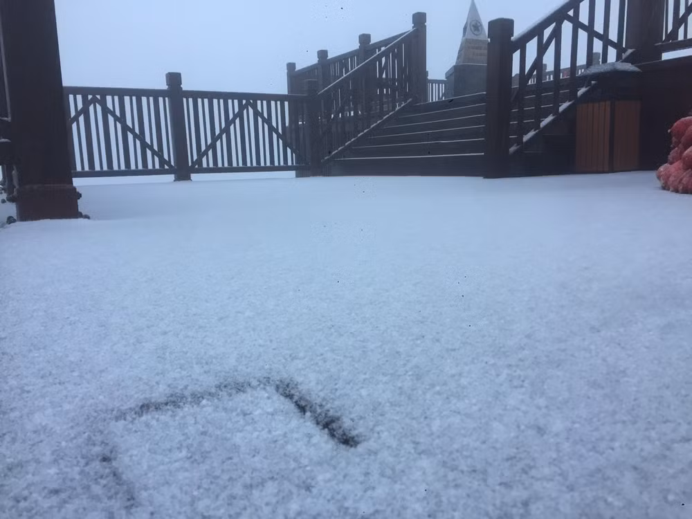 Trận mưa tuyết bắt đầu từ khoảng 5 giờ sáng và kéo dài suốt 3 tiếng...