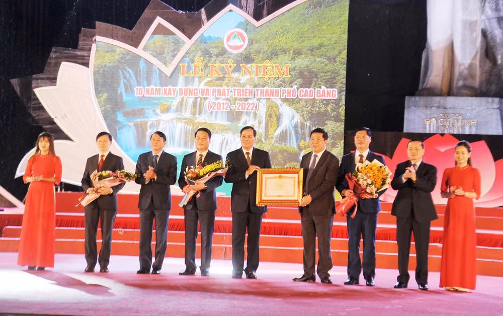 Các đồng chí Thường trực Tỉnh ủy Cao Bằng trao Bằng khen của Thủ tướng Chính phủ cho nhân dân và cán bộ thành phố Cao Bằng.