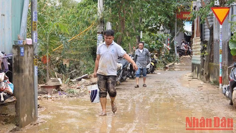Ngổn ngang sau mưa lớn. (Ảnh: Thanh Tâm)