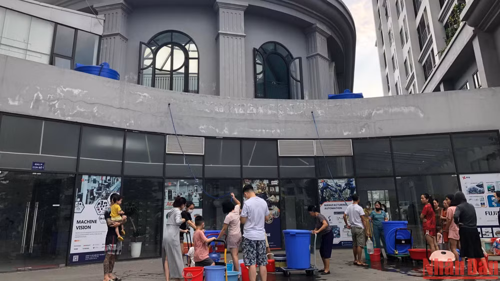 “Sáng nay, chúng tôi cùng đơn vị cung cấp nước sạch tiến hành kiểm tra họng cấp nước thì thấy nước vẫn chưa về tới”, ông Tùng cho biết thêm.