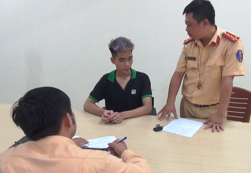 Cảnh sát giao thông thành phố Thanh Hóa đấu tranh với Trương Đình Huy Anh về các hành vi vi phạm Luật Giao thông đường bộ.