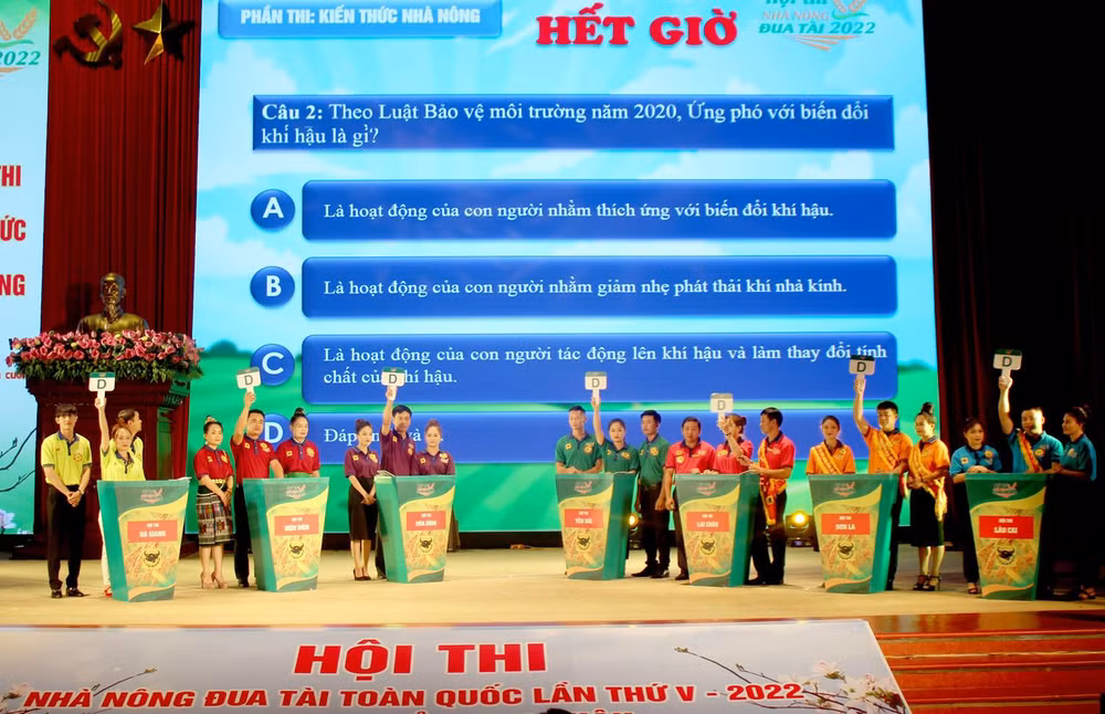 Các đội tham gia phần thi Kiến thức nhà nông.