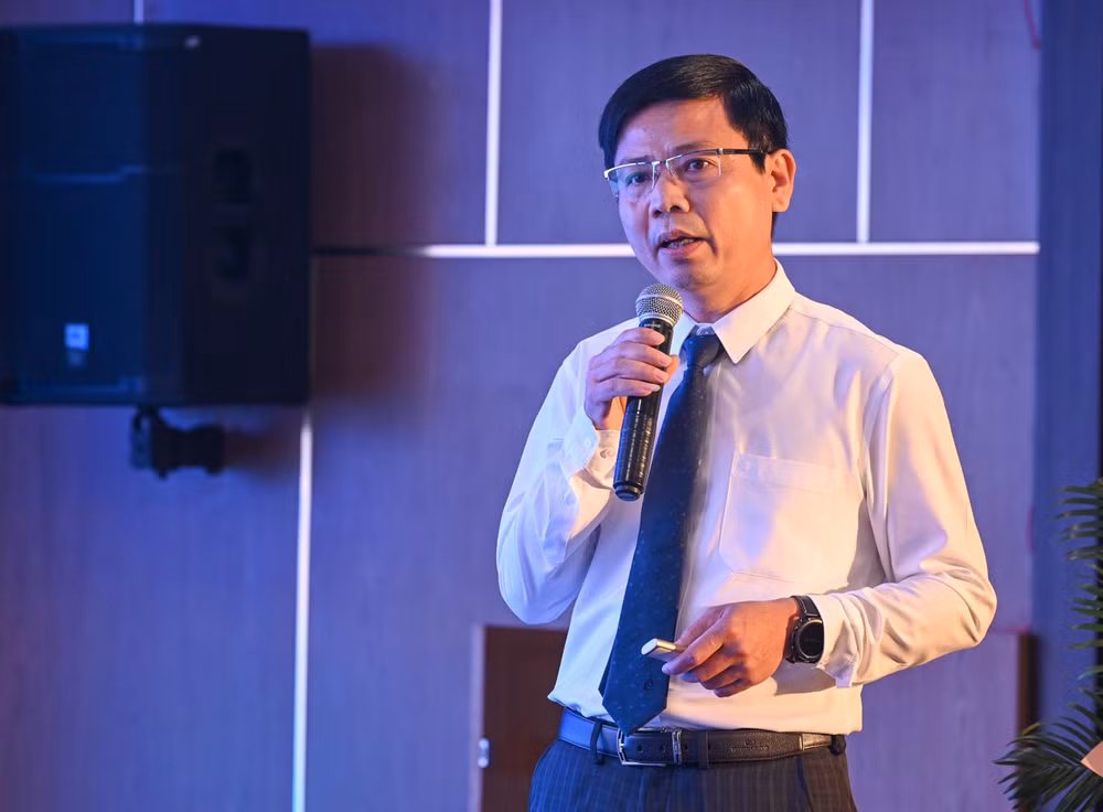 Tổng Biên tập Báo Hà Tĩnh trình bày tham luận tại hội thảo.