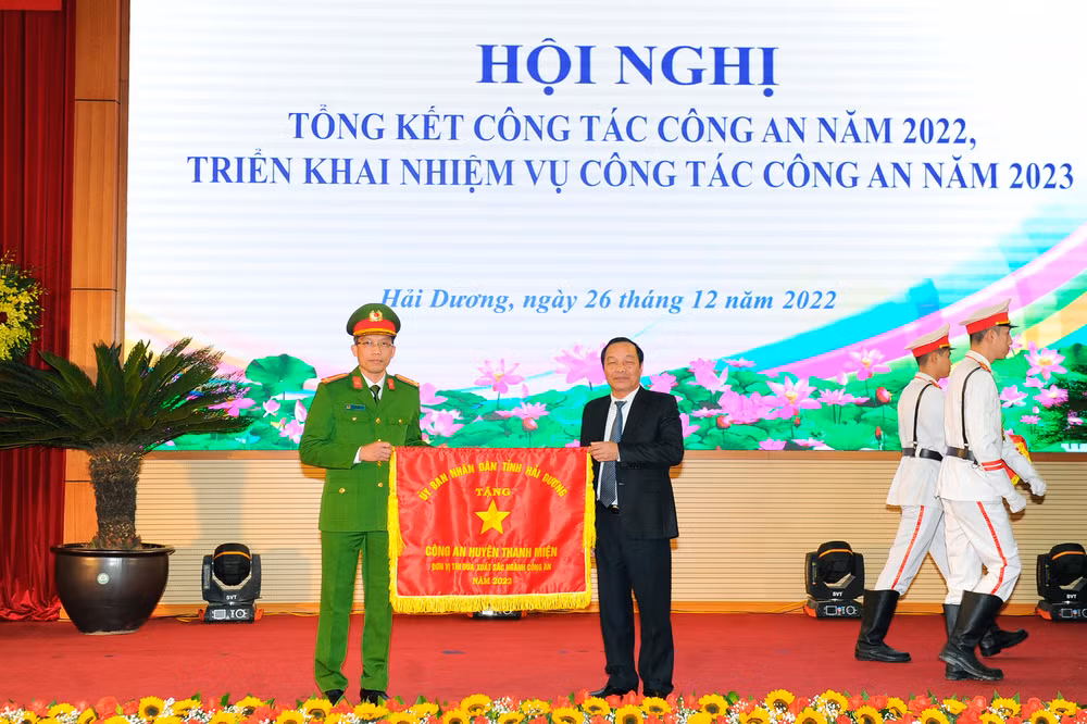Lãnh đạo tỉnh Hải Dương trao tặng Công an huyện Thanh Miện cờ thi đua xuất sắc của UBND tỉnh.