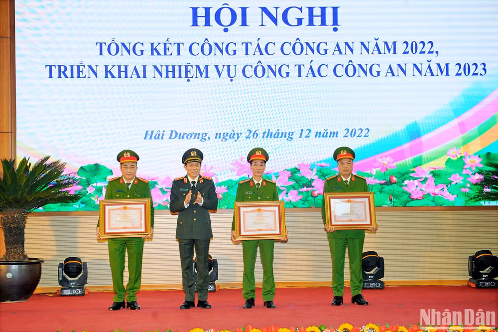 Thứ trưởng Công an Lương Tam Quang trao Bằng khen của Thủ tướng Chính phủ tặng các tập thể, cá nhân có thành tích xuất sắc.