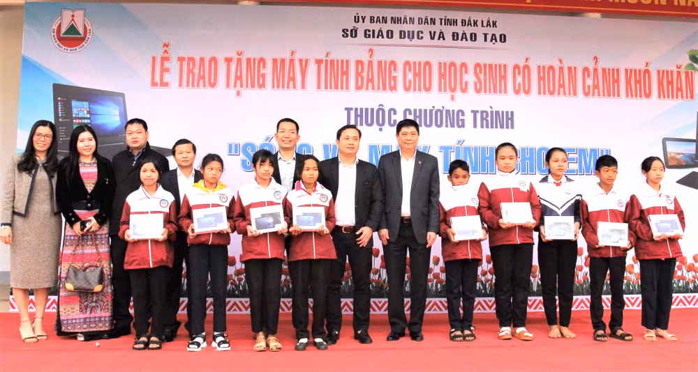 Giám đốc Sở Giáo dục và Đào tạo tỉnh Đắk Lắk Phạm Đăng Khoa trao tặng máy tính bảng cho các em học sinh có hoàn cảnh khó khăn.
