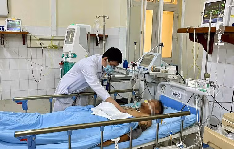 Một bệnh nhân nghi ngộ độc rượu được điều trị tại Bệnh viện Đa khoa Lâm Đồng. (Ảnh minh họa)