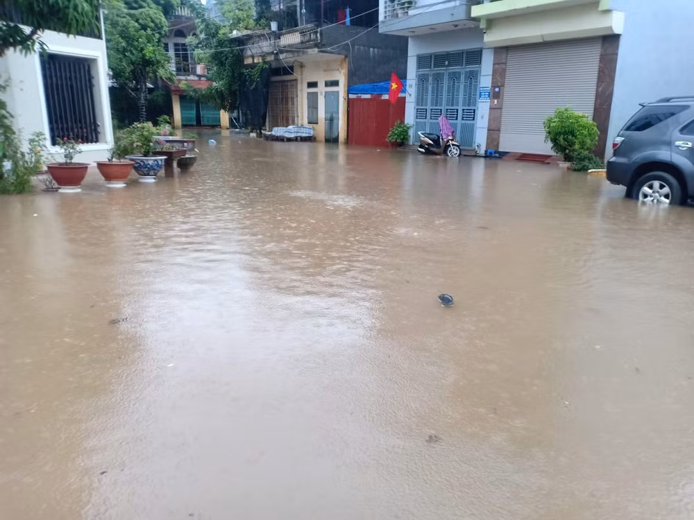 Mưa lũ làm ngập nhiều tuyến phố tại thành phố Hòa Bình.