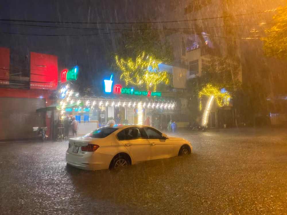 Một phương tiện hỏng hóc do nước dâng cao. (Ảnh: Tùng Lâm)