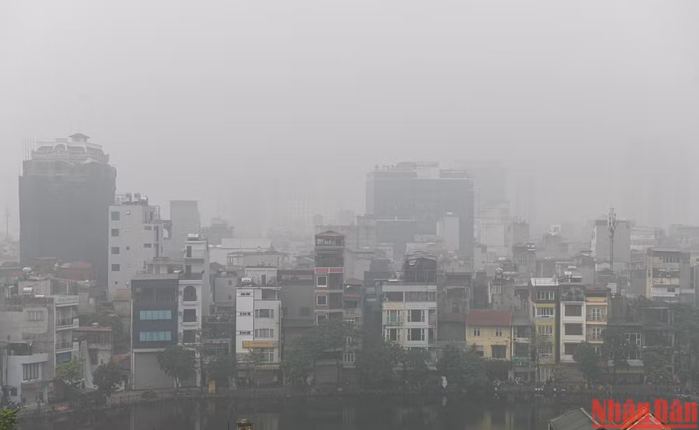 Theo TS Hoàng Dương Tùng, trong không khí tồn tại rất nhiều bụi mịn PM2.5. Đây được coi là sát thủ vô hình với sức khỏe con người, có khả năng gây ra nhiều bệnh nghiêm trọng, trong đó có ung thư.