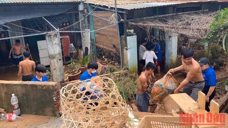 Người dân Đà Nẵng khắc phục hậu quả sau cơn mưa lịch sử. (Ảnh: Thanh Tâm)