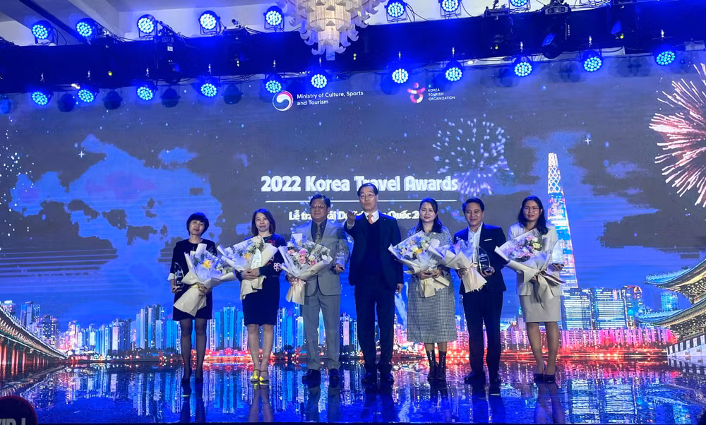 Vinh danh các đơn vị lữ hành Việt Nam có thành tích du lịch Hàn Quốc xuất sắc trong năm 2022.