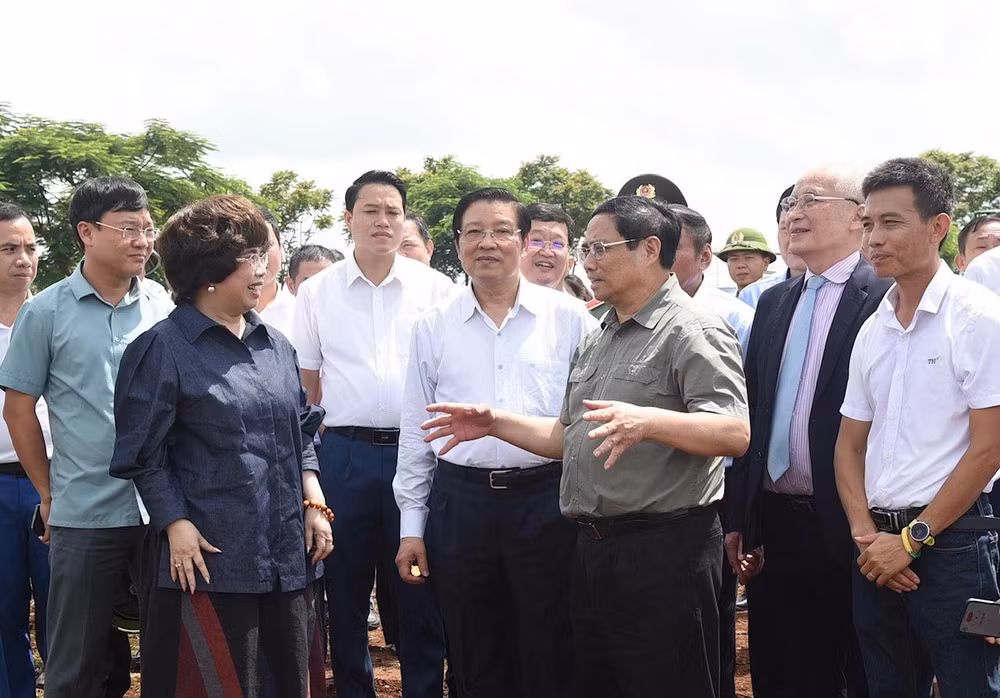 Thủ tướng Phạm Minh Chính đến thăm cánh đồng cỏ ứng dụng công nghệ cao của Tập đoàn TH.