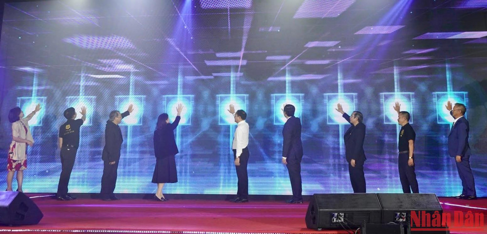 Các đại biểu nhấn nút đưa Quỹ thiện nguyện Bông hồng nhỏ vào hoạt động chính thức.