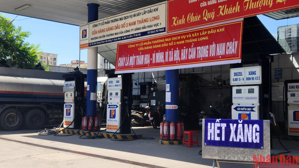 Một cây xăng trên đường Phạm Văn Đồng treo biển hết hàng từ sáng 11/10.