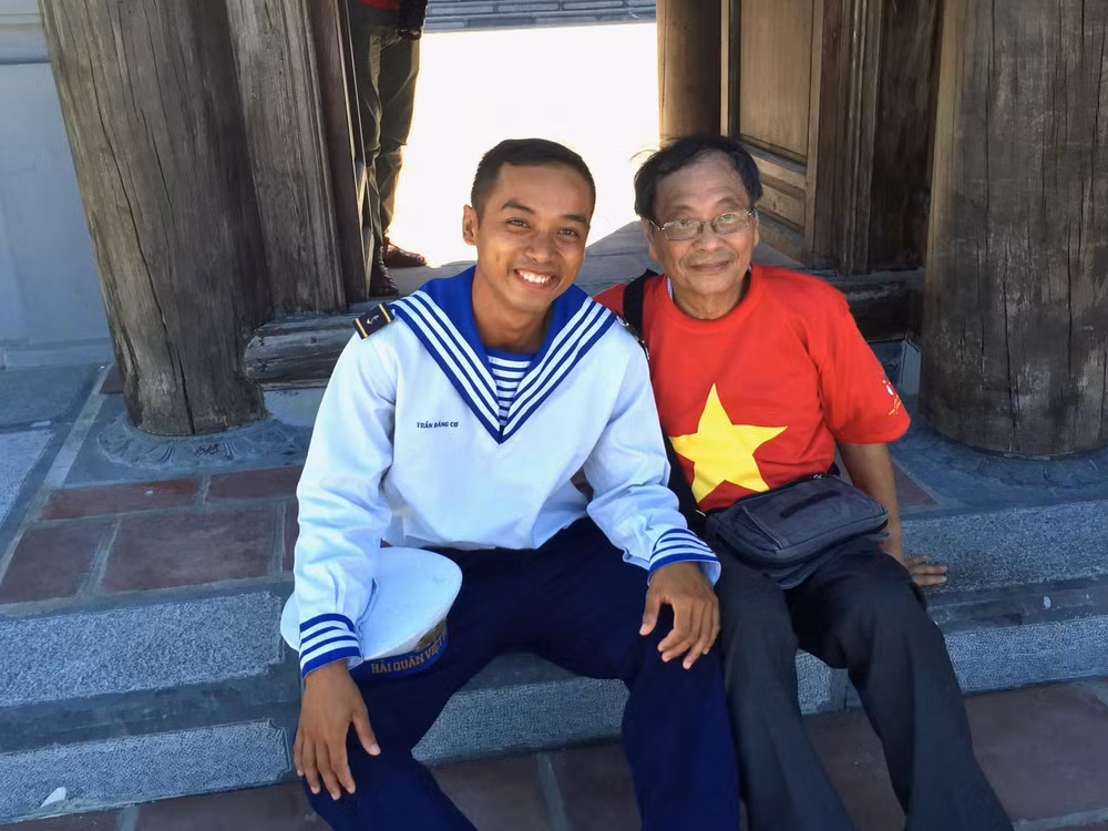 Ông Nguyễn Thanh Tòng trò chuyện với một chiến sĩ hải quân. Ông rất khâm phục tinh thần kiên cường, kiên trung của các chiến sĩ "da rám nắng" nơi đầu sóng ngọn gió bảo vệ chủ quyền Tổ quốc.