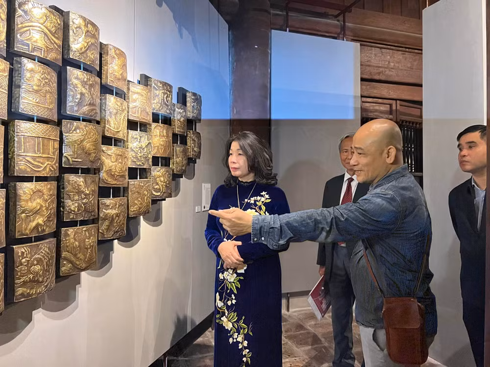 Khách tham quan đến với triển lãm “Dấu xưa văn hiến”.