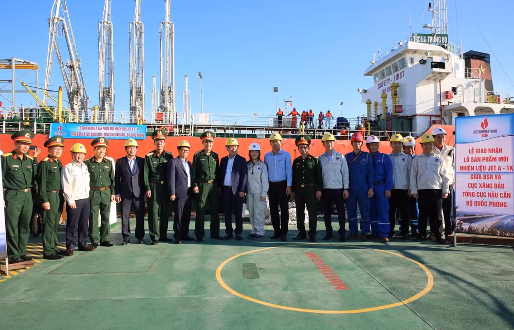 Lãnh đạo Tổng cục Hậu cần, Quân khu 5; lãnh đạo Petrovietnam và BSR đã chứng kiến tàu hàng cập cảng Jetty Nhà máy Lọc dầu Dung Quất nhận xăng Jet A-1K.