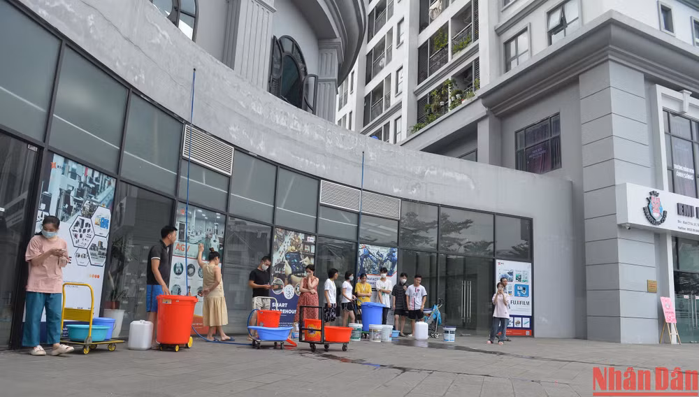 Hàng trăm hộ dân sinh sống tại khu chung cư Hateco Xuân Phương (Nam Từ Liêm, Hà Nội) vẫn sống trong cảnh… khát.