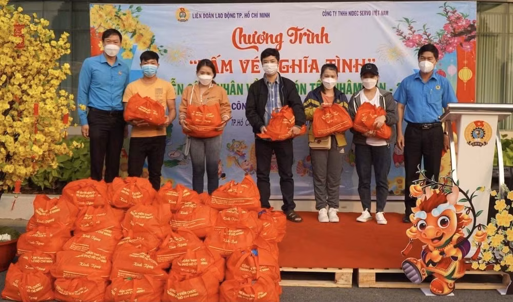 Công nhân lao động nhận tấm vé Nghĩa tình 2022