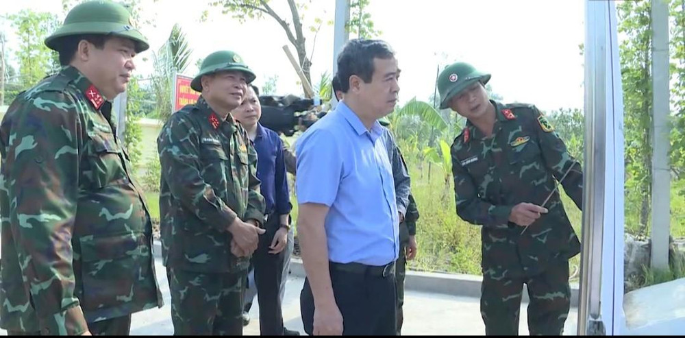 Đồng chí Ngô Đông Hải, Ủy viên Trung ương Đảng, Bí thư Tỉnh ủy Thái Bình, Trưởng ban Chỉ đạo diễn tập khu vực phòng thủ tỉnh Thái Bình (thứ 2 từ phải qua) kiểm tra tiến độ thi công các công trình phục vụ diễn tập.
