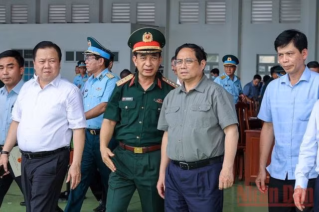 Thủ tướng Phạm Minh Chính kiểm tra, khảo sát dự án nhà ga T3 Cảng hàng không quốc tế Tân Sơn Nhất. (Ảnh: Nhật Bắc).