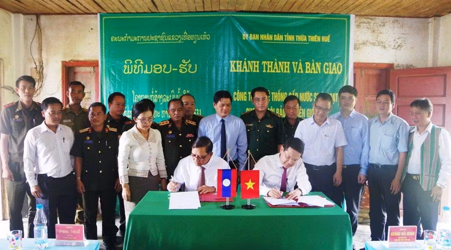 Lãnh đạo chính quyền hai tỉnh Thừa Thiên Huế và Sê Kông (Lào) ký bàn giao công trình Hệ thống cấp nước sinh hoạt tại bản Ka Lô, huyện Kà Lừm (tỉnh Sê Kông).