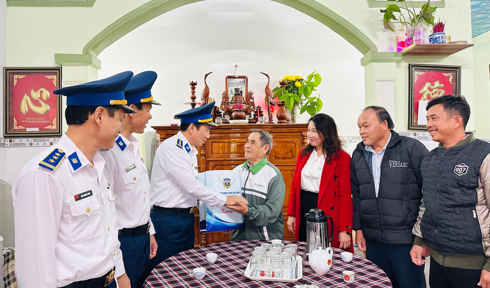 Cán bộ, chiến sĩ Bộ Tư lệnh Vùng Cảnh sát biển 2 thăm hỏi, tặng quà gia đình chính sách, người có công.