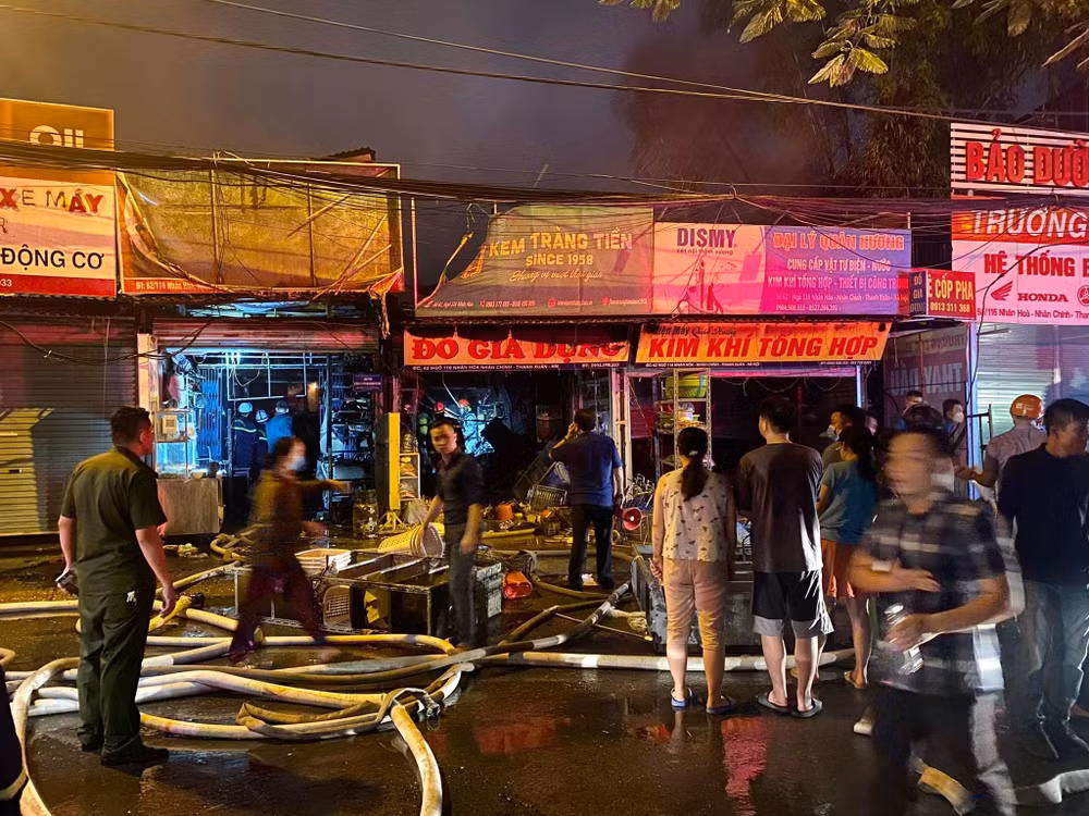 Cảnh sát Phòng cháy, chữa cháy huy động lực lượng khống chế hỏa hoạn.