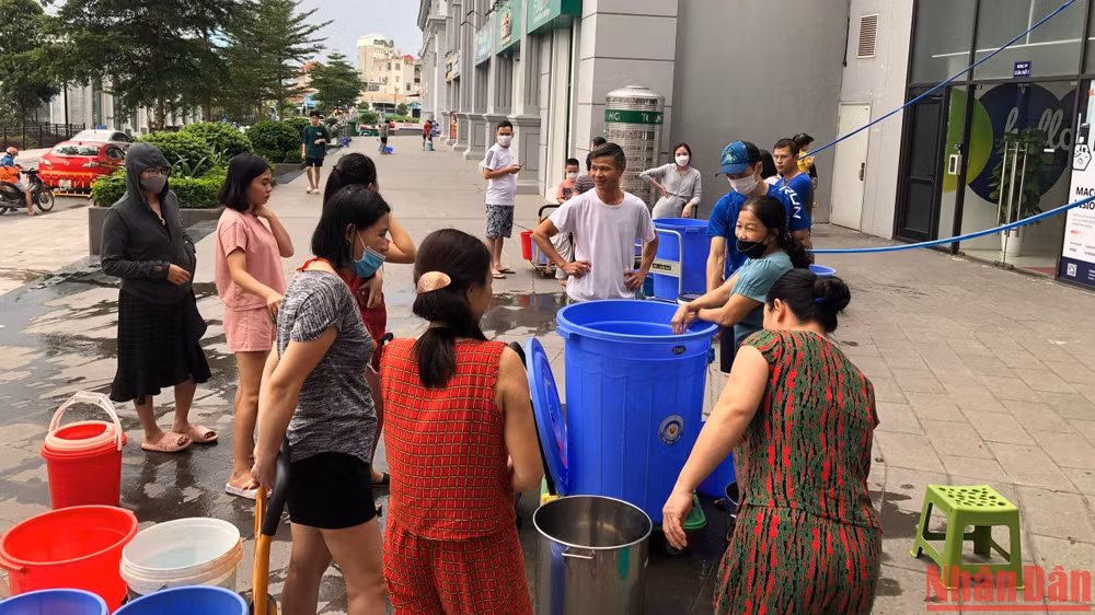 Tuy nhiên, theo ghi nhận của phóng viên, mặc dù sự cố đã qua đi 1 ngày, nhưng khu vực chung cư Hateco Xuân Phương (quận Nam Từ Liêm) vẫn chưa có nước sạch để dùng trở lại. Hàng trăm người dân vẫn phải xách từng xô nước sạch để dùng.