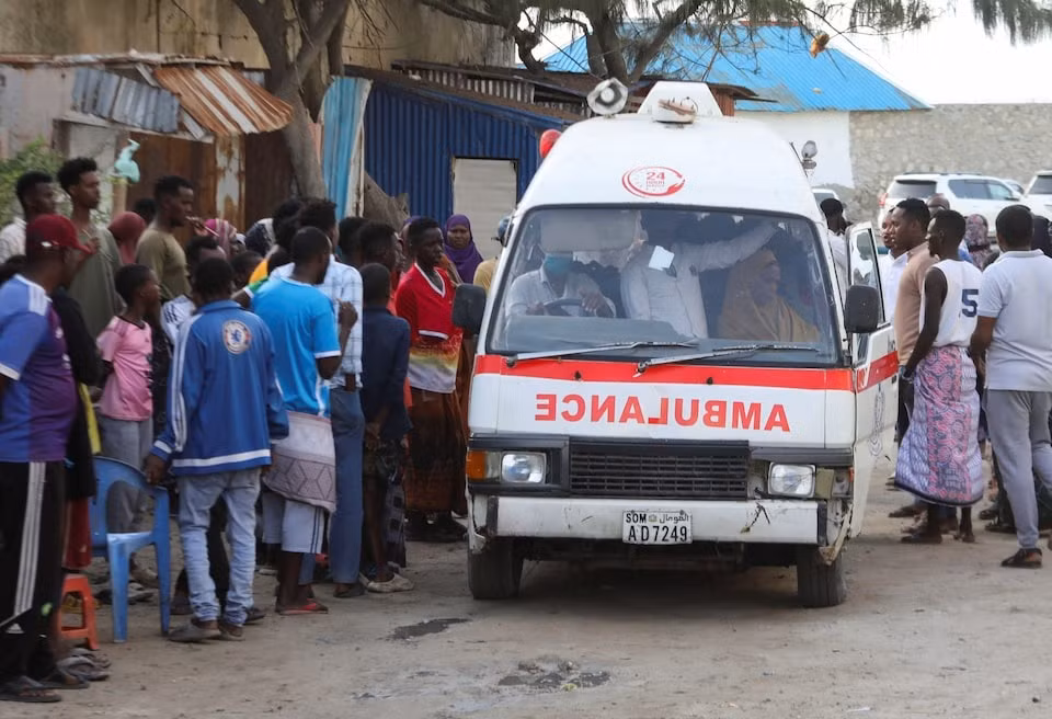 Hiện trường sau một vụ khủng bố tại Somalia. Ảnh: Reuters