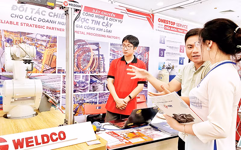 Đại diện Công ty cổ phần Công nghiệp WELDCOM giới thiệu sản phẩm tới khách hàng.