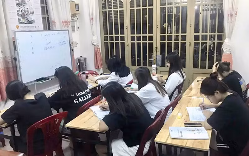 Một buổi học ở Trung tâm luyện thi IELTS tại thành phố Biên Hòa, tỉnh Đồng Nai. (Ảnh THU PHƯƠNG)