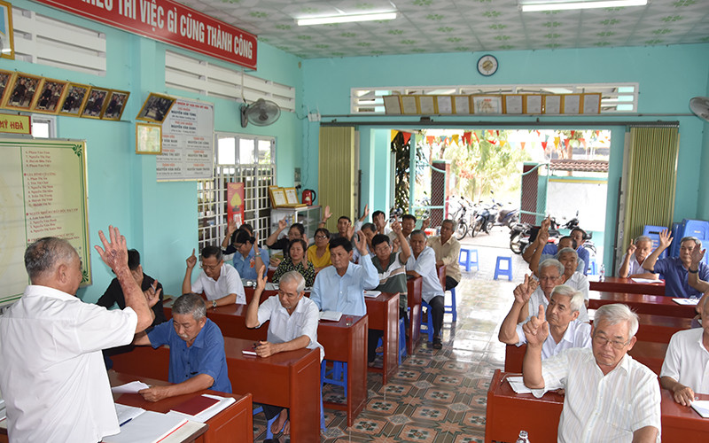 Đảng viên biểu quyết tại một cuộc họp chi bộ trên địa bàn xã Mỹ Phong, thành phố Mỹ Tho.