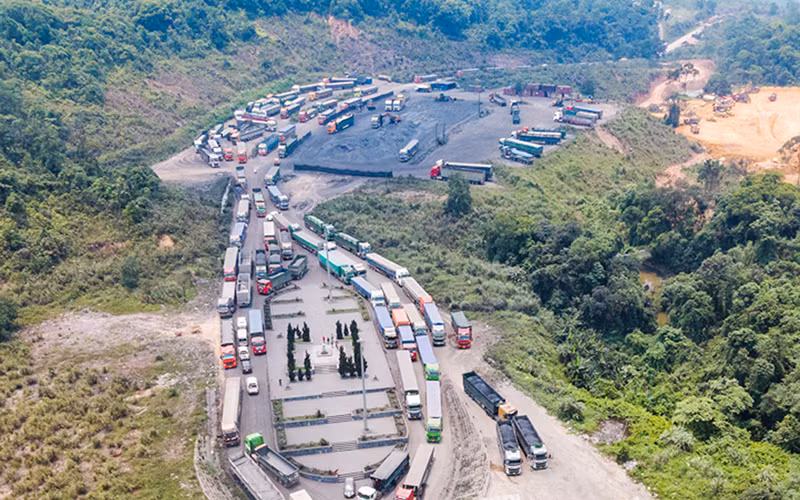 Nhiều phương tiện chuyên chở than đá từ Lào đợi làm thủ tục nhập cảnh qua cửa khẩu quốc tế La Lay.