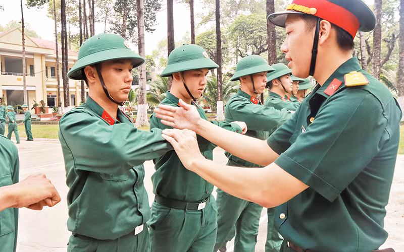 Huấn luyện điều lệnh đội ngũ cho các chiến sĩ mới.