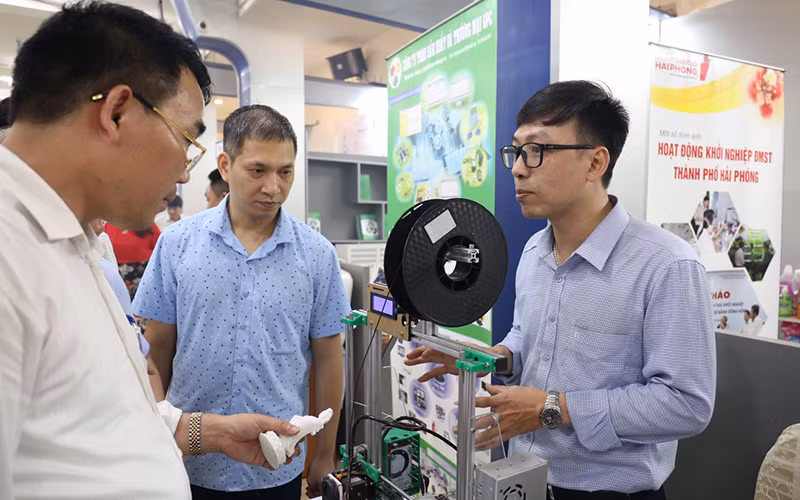 Giới thiệu sản phẩm công nghệ tại hội nghị giao ban khoa học, công nghệ các tỉnh, thành phố vùng Đồng bằng sông Hồng.