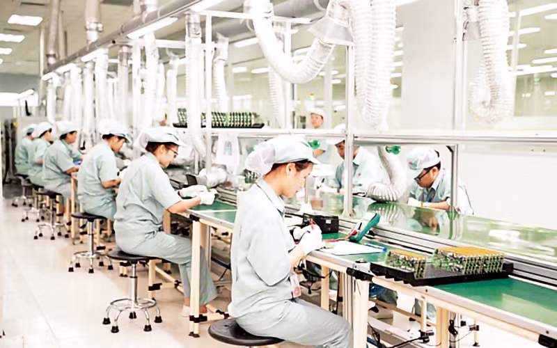 Sản xuất thiết bị điện tử tại Tổng công ty Sản xuất thiết bị Viettel (Tập đoàn Viettel). (Ảnh TUẤN ANH)