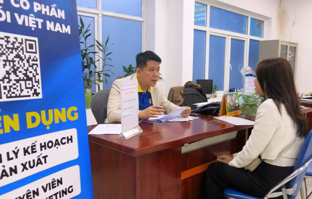 Phỏng vấn lao động tại phiên giao dịch việc làm ở Hà Nội, tháng 2/2023. (Ảnh: NGÂN ANH)