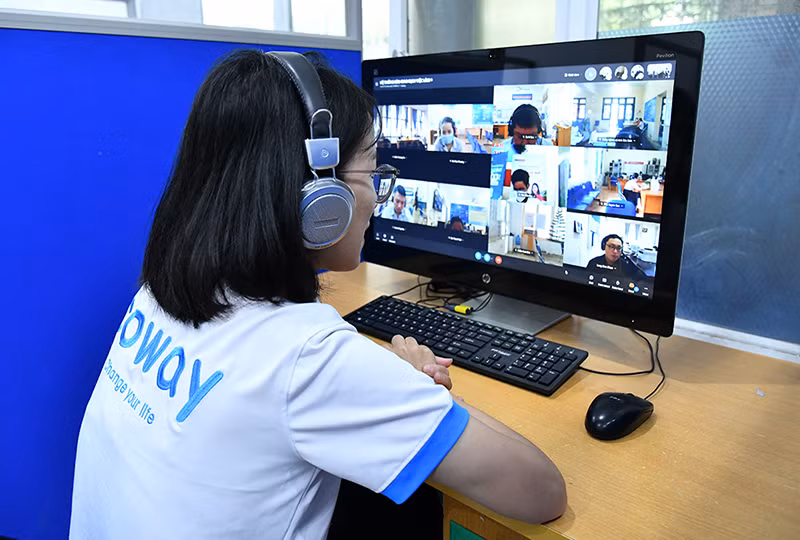 Phỏng vấn ứng viên tại phiên giao dịch việc làm trực tuyến của Trung tâm Dịch vụ việc làm Hà Nội (Ảnh: THỦY NGUYÊN)